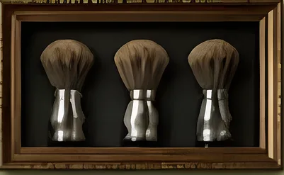 Tre pennelli da barba con il manico cromato