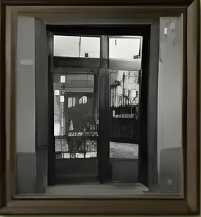 La porta a vetri della bottega, in bianco e nero